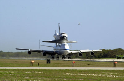 COLUMBIA landet auf der Landebahn der Cape Canaveral AFB