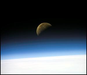 Der Mond über dem Erdhorizont