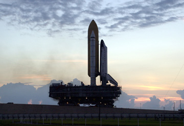 Der STS-113 Startaufbau auf dem Weg zur Rampe